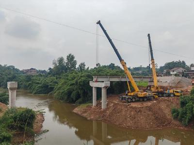 南溪何家嘴大桥首跨T粱吊装顺利完成