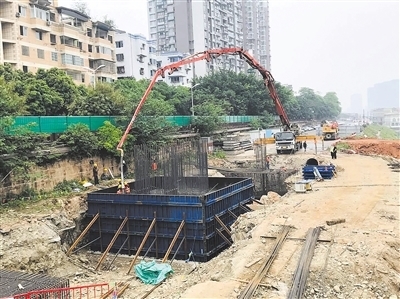 乐山城区致江路桥首个主桥墩开始浇筑